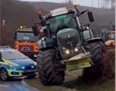 Bauern-Protest: in Siegen umfaehrt ein Traktor eine Polizei-Sperre